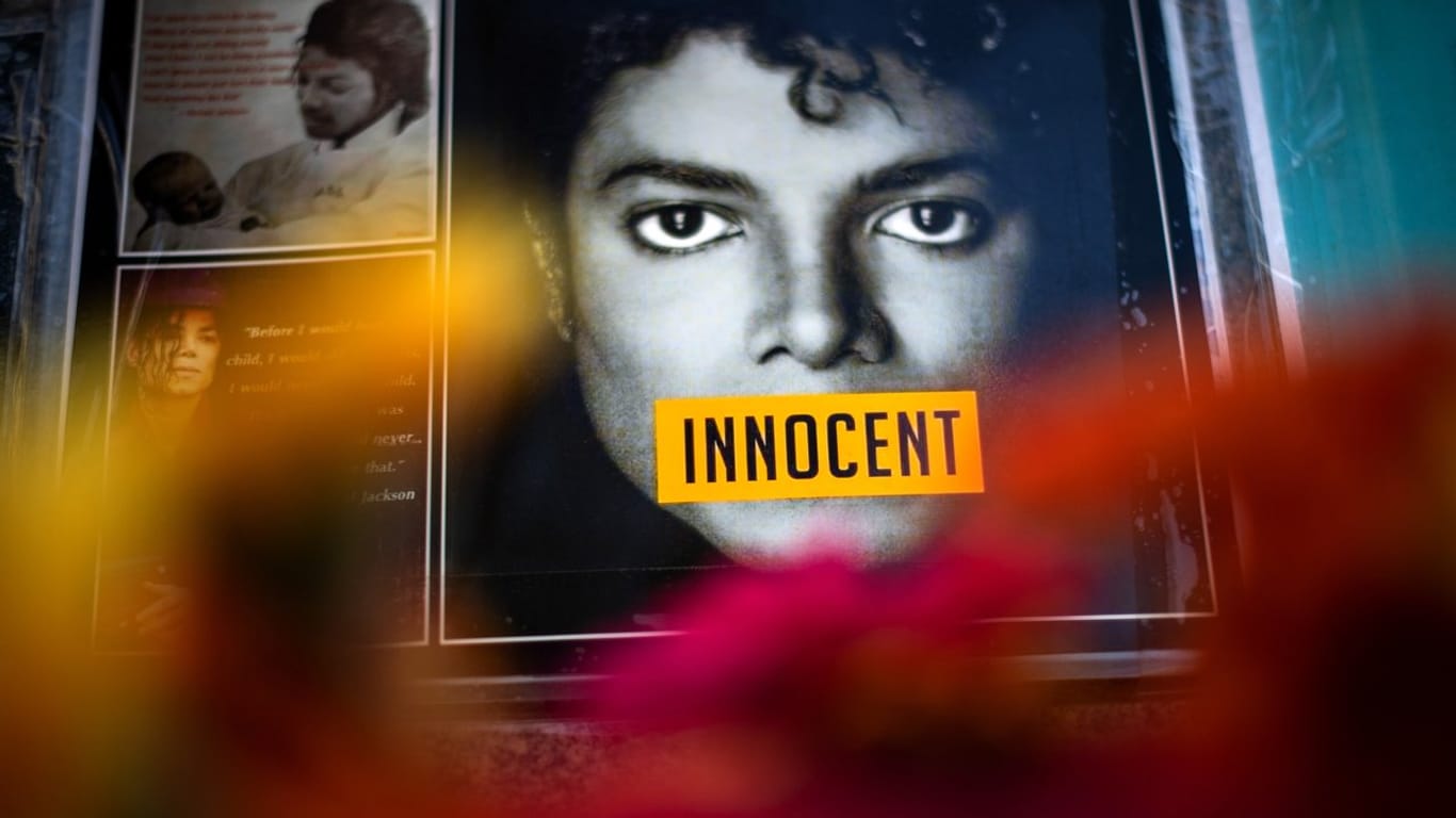 "Innocent" steht auf einem Foto von Michael Jackson, welches an dem Denkmal für Jackson in München hängt.