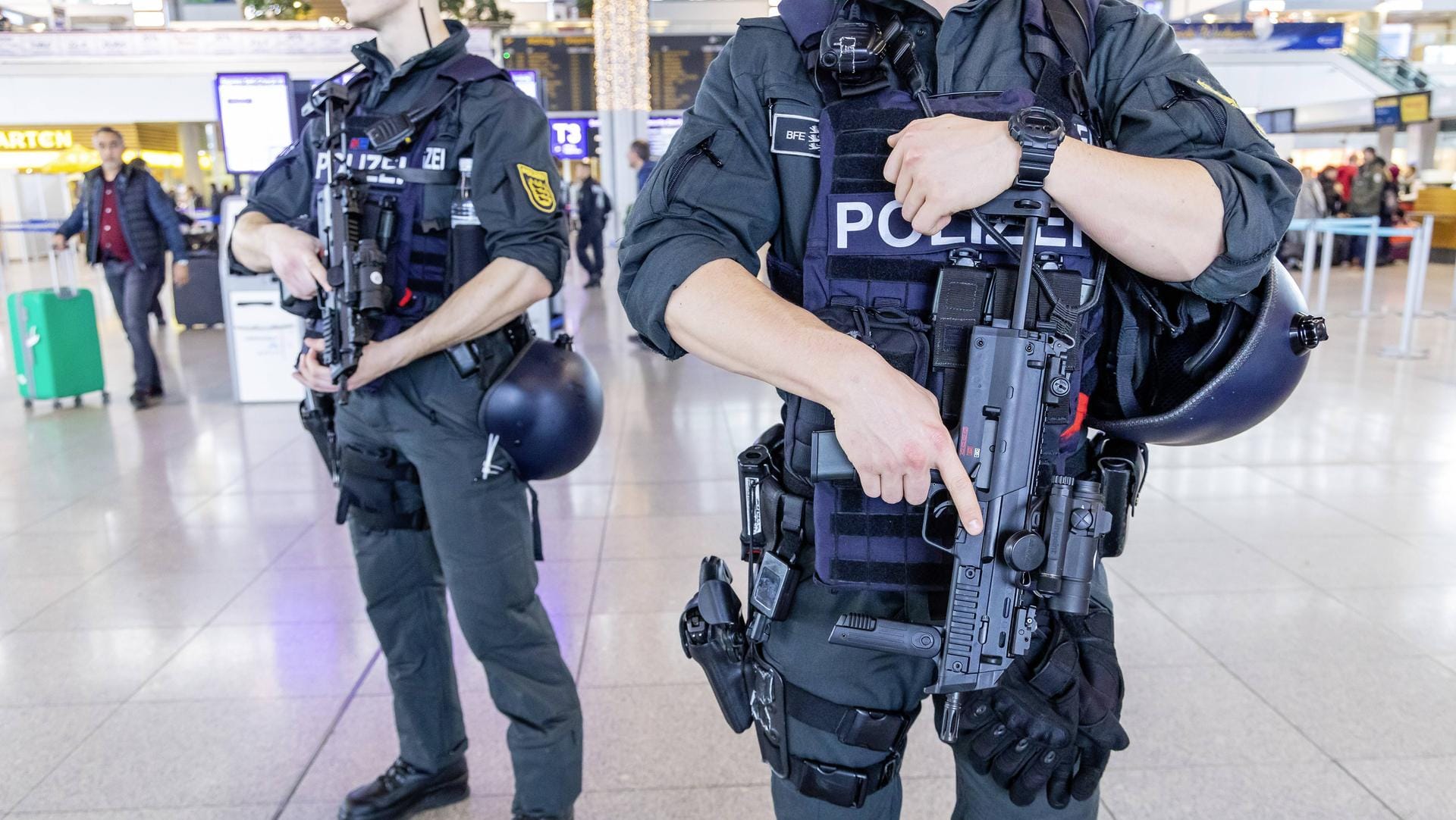 Bundespolizisten am Stuttgarter Flughafen: Dort soll am Morgen eine 31-jährige IS-Anhängerin festgenommen worden sein. (Symbolfoto)