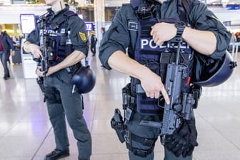 Bundespolizisten am Stuttgarter Flughafen: Dort soll am Morgen eine 31-jährige IS-Anhängerin festgenommen worden sein. (Symbolfoto)