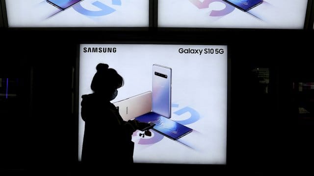 Werbung für Samsungs Galaxy-Smartphone S10 5G in einer U-Bahn-Station in Seoul. Werbung für Samsungs Galaxy-Smartphone S10 5G in einer U-Bahn-Station in Seoul.