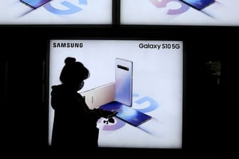 Werbung für Samsungs Galaxy-Smartphone S10 5G in einer U-Bahn-Station in Seoul.