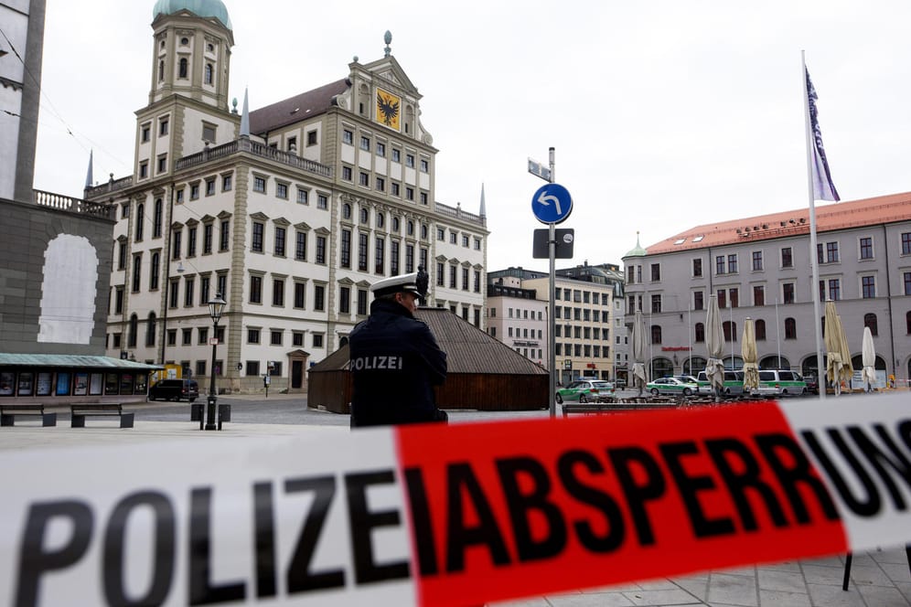 Polizeieinsatz vor dem Augsburger Rathaus 26. März: In mehreren Städten waren die Rathäuser nach Bombendrohungen geräumt worden.