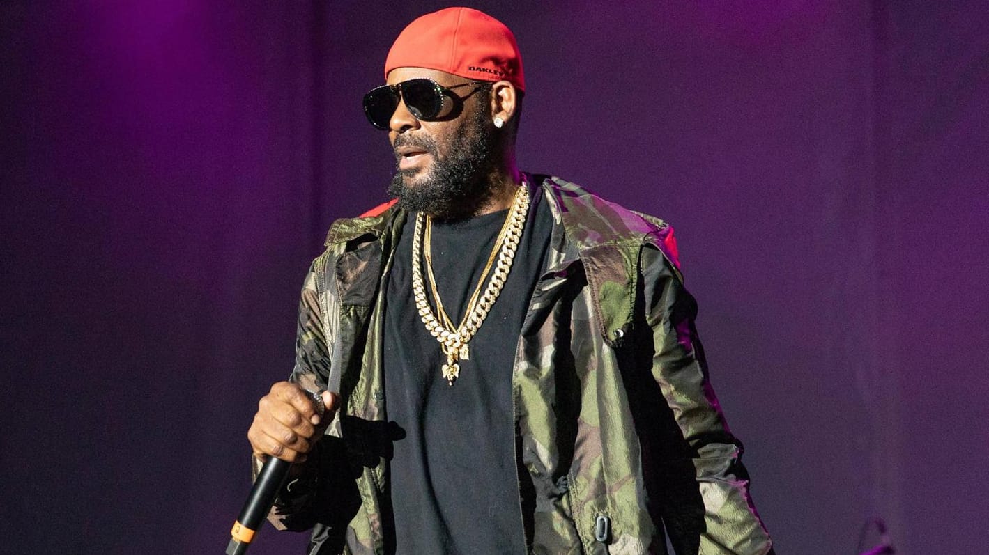 R. Kelly: In einer US-Doku haben vermeintliche Opfer Missbrauchsvorwürfe gegen den Sänger erhoben.