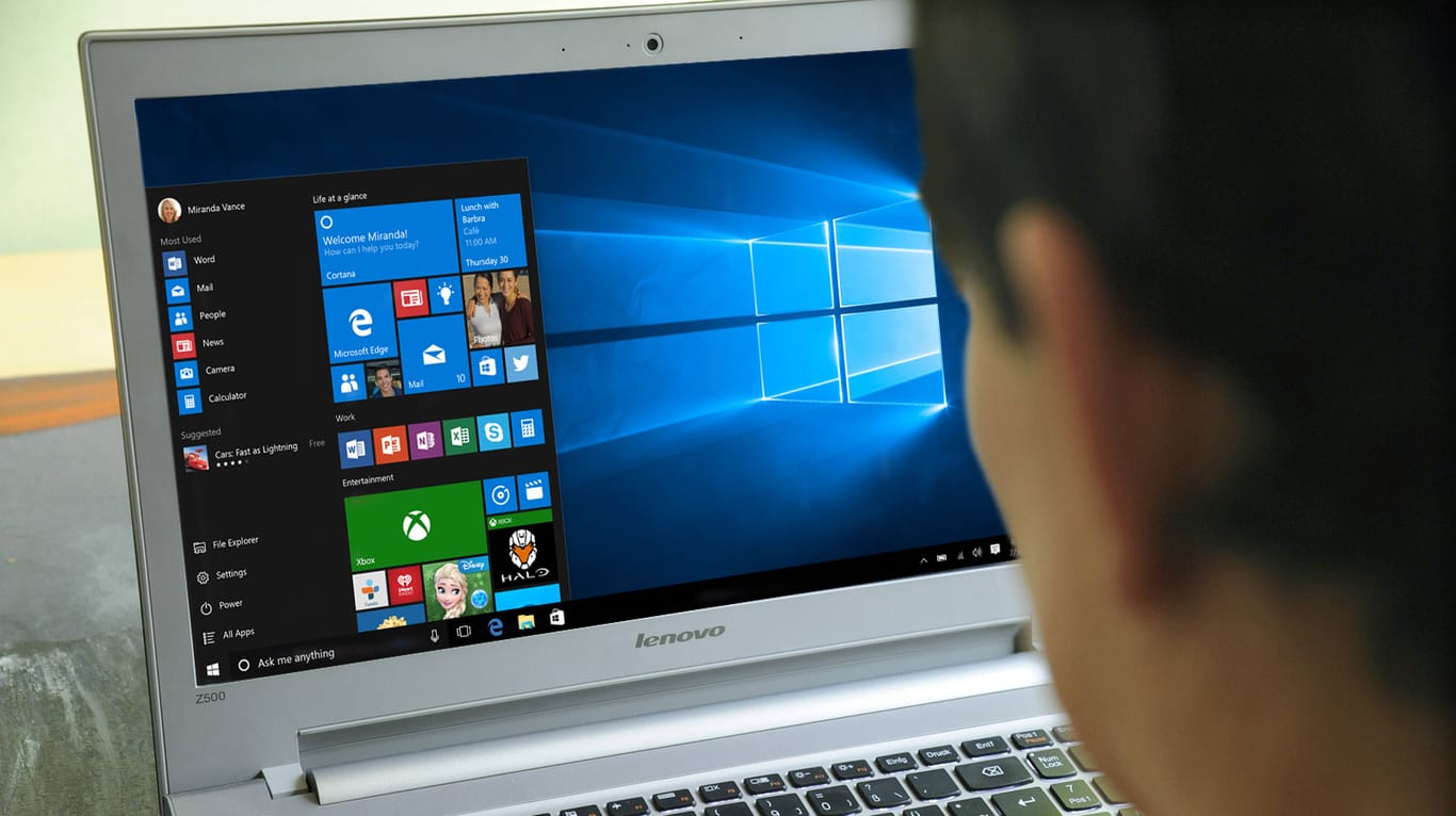 Ein Frau am einem Windows-10-Rechner (Symbolbild): In der kommenden Windows-Version sollen Nutzer mehr Kontrolle über Updates bekommen.
