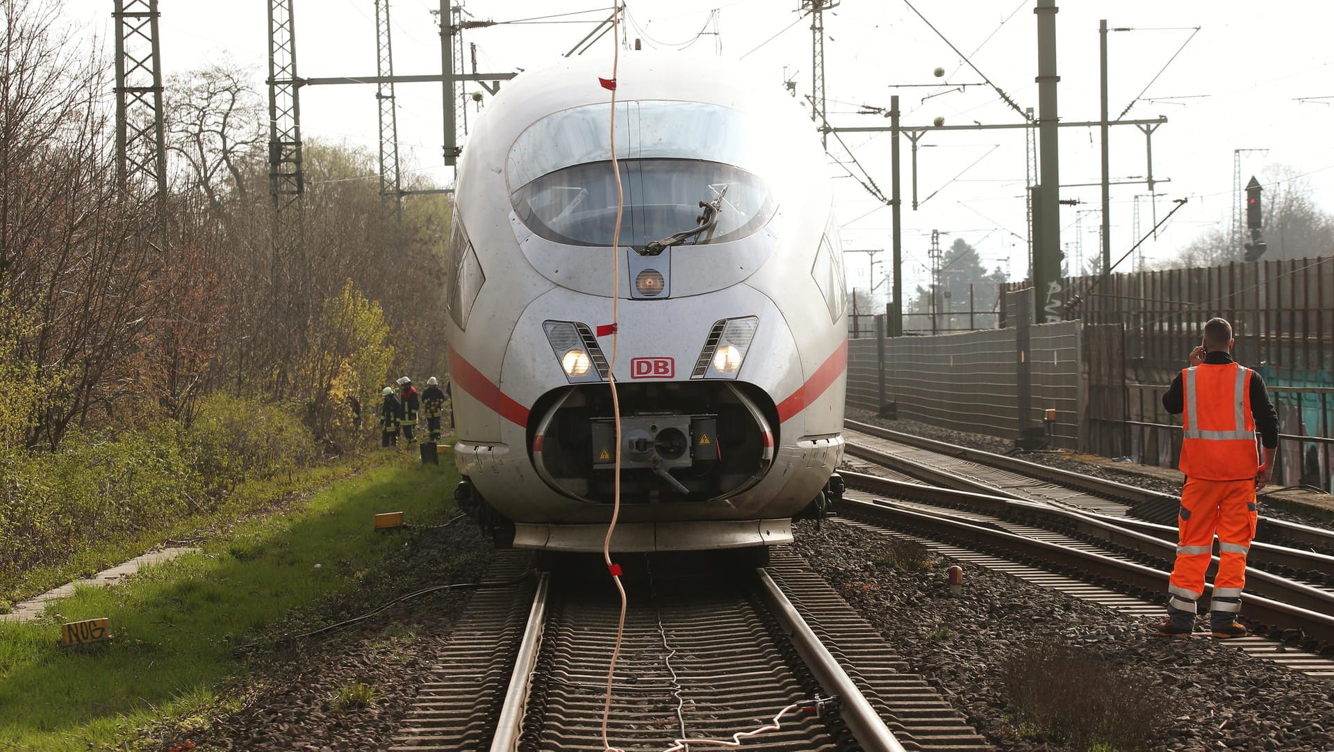 Der havarierte ICE im Düsseldorfer Hauptbahnhof: Eine Oberleitung war gerissen und auf das Dach des Zuges gestürzt.