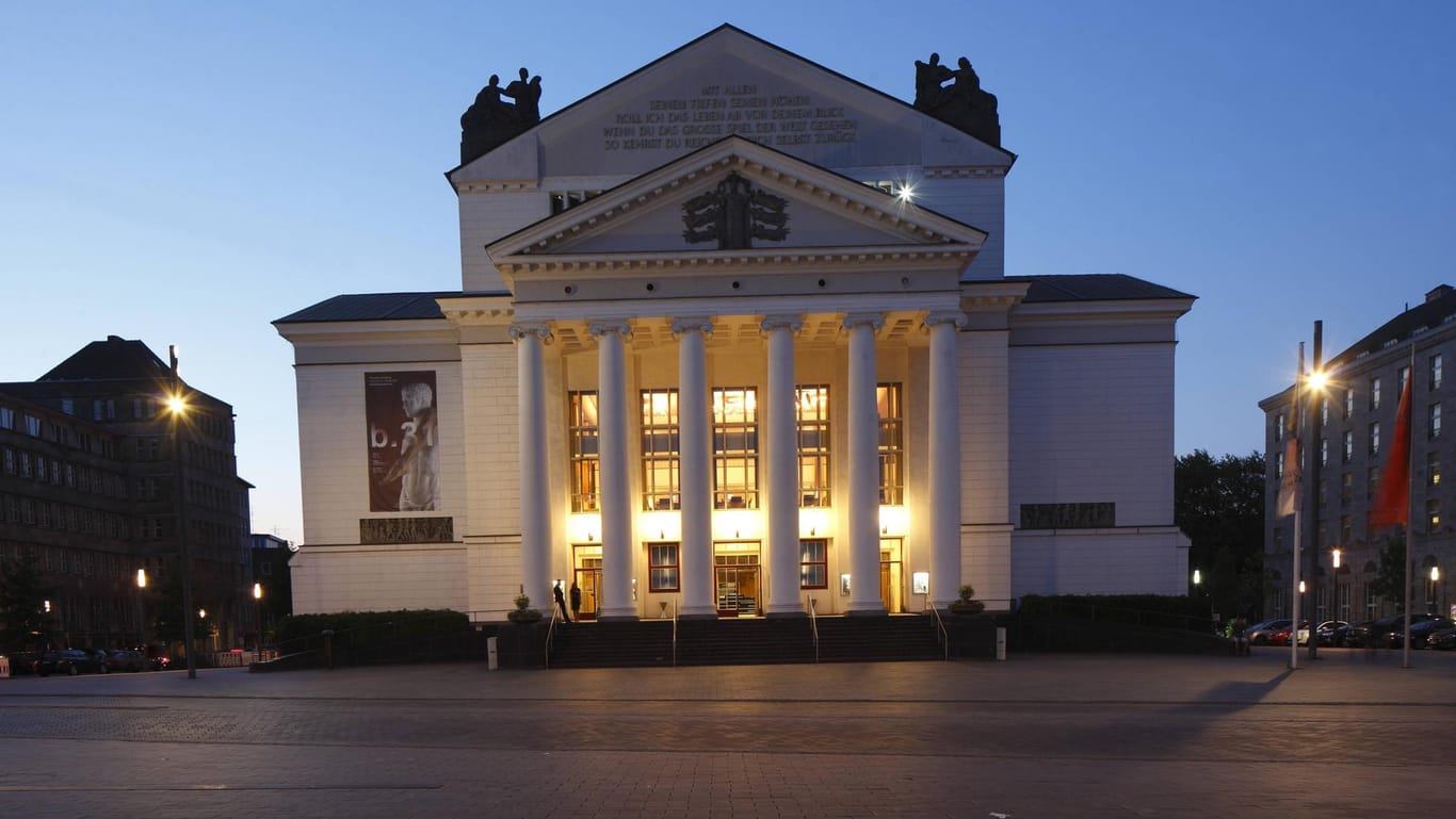 Das Stadttheater in Duisburg: Etwa 80.000 Liter Wasser ergossen sich am Morgen auf die Bühne.