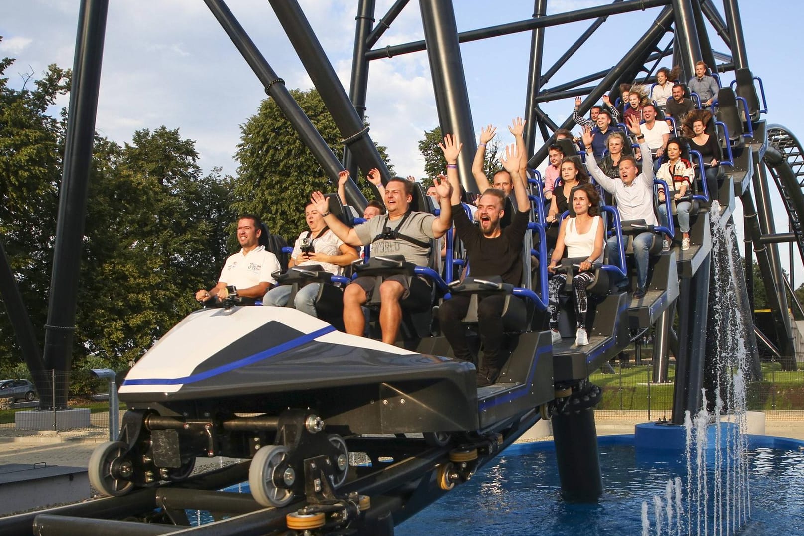 Achterbahn in Energylandia: Der polnische Freizeitpark ist für eine vierköpfige Familie die günstigste Option für einen Urlaub mit Achterbahnen und anderen Attraktionen.