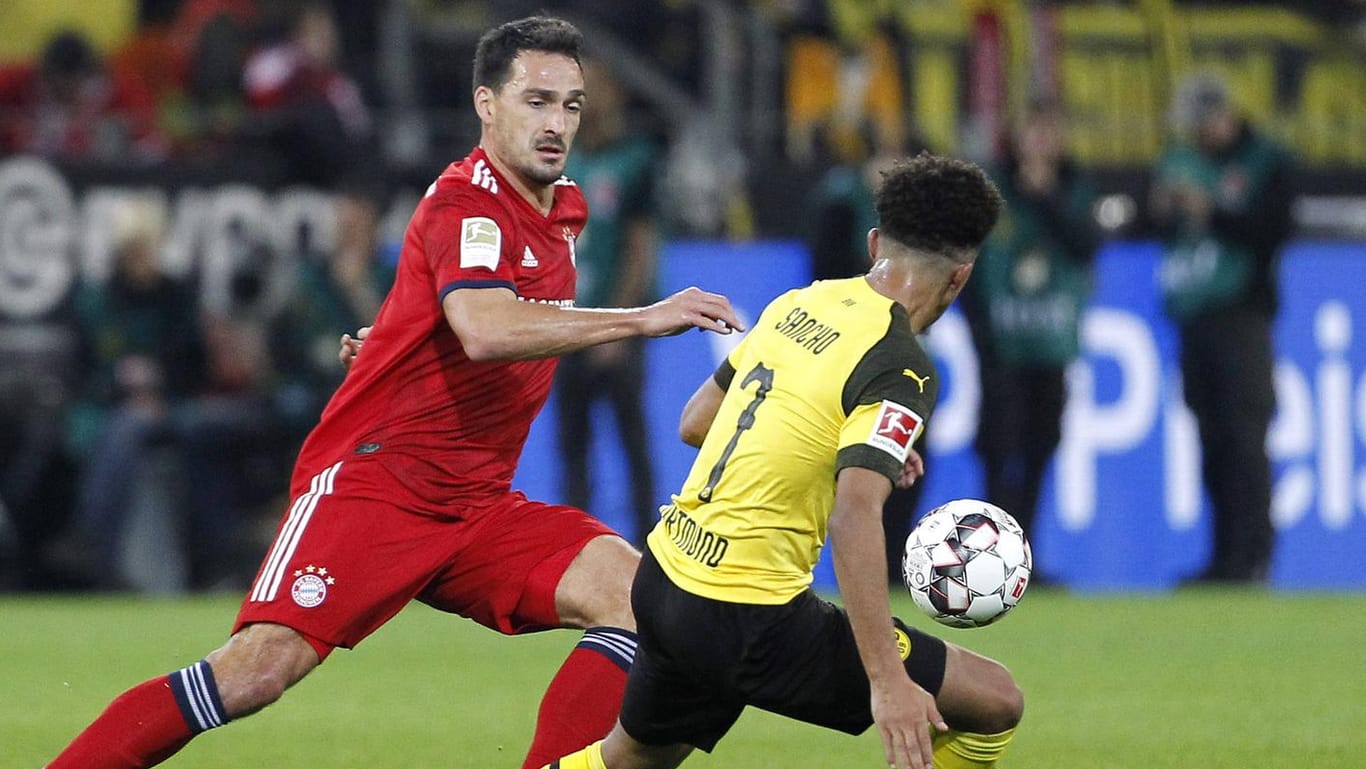 Szene aus dem Hinspiel: Dortmunds Jadon Sancho enteilt Bayern-Verteidiger Mats Hummels.