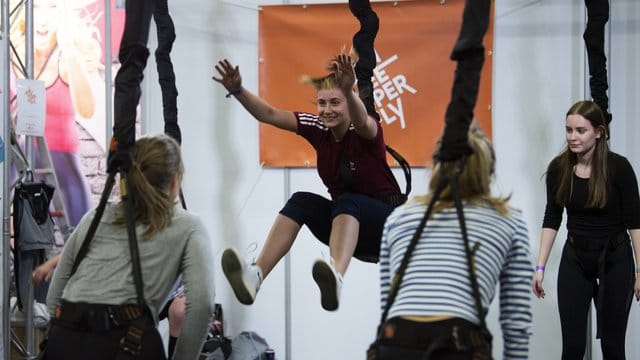 Beim Bungee Super Fly baumeln Sportler an Seilen von der Decke und können dank Sicherung 360-Grad-Übungen vollführen.