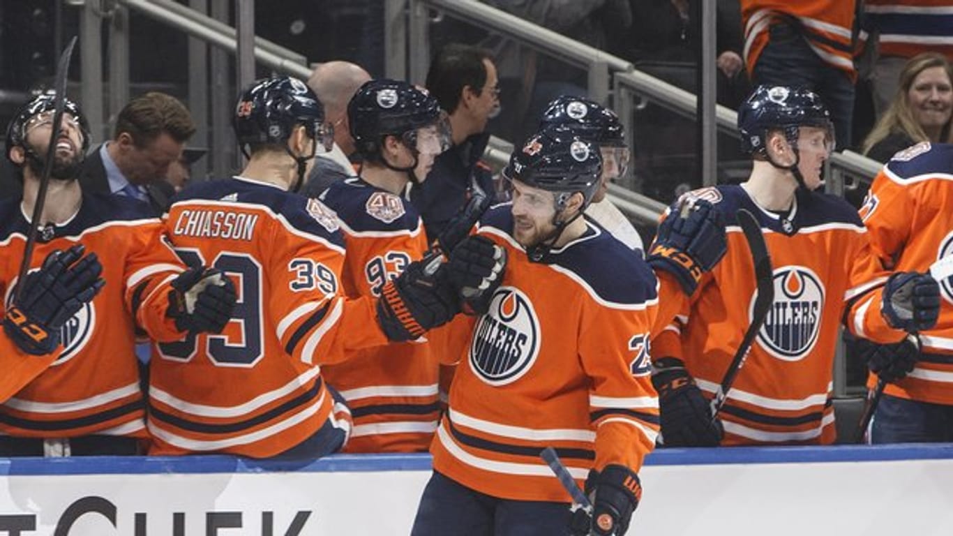 Leon Draisaitl (M) feiert seinen Treffer mit den Mannschaftskollegen von den Edmonton Oilers.