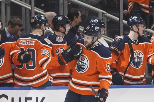 Leon Draisaitl (M) feiert seinen Treffer mit den Mannschaftskollegen von den Edmonton Oilers.