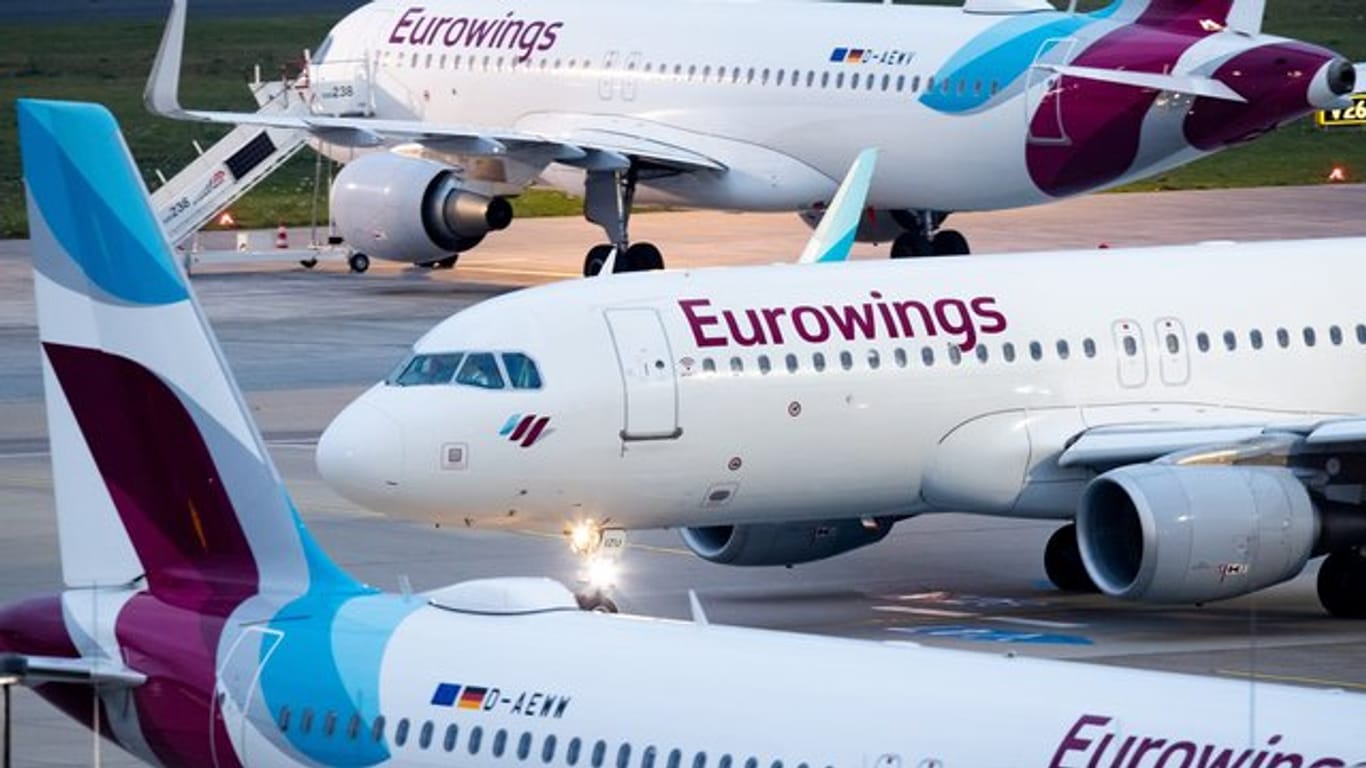 Flugzeuge von Eurowings stehen auf dem Vorfeld eines Flughafens