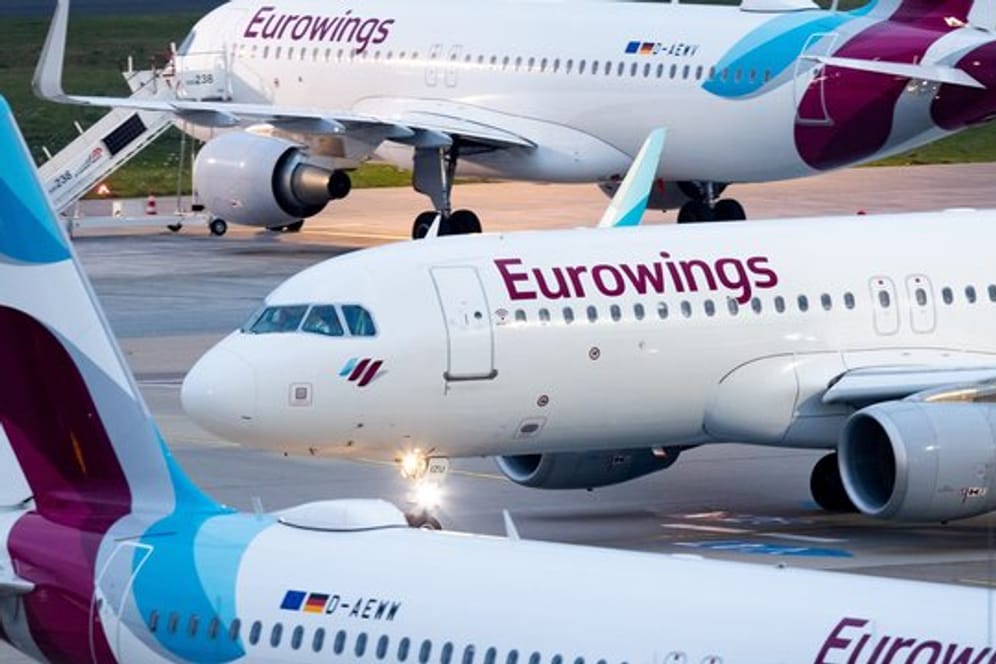 Flugzeuge von Eurowings stehen auf dem Vorfeld eines Flughafens