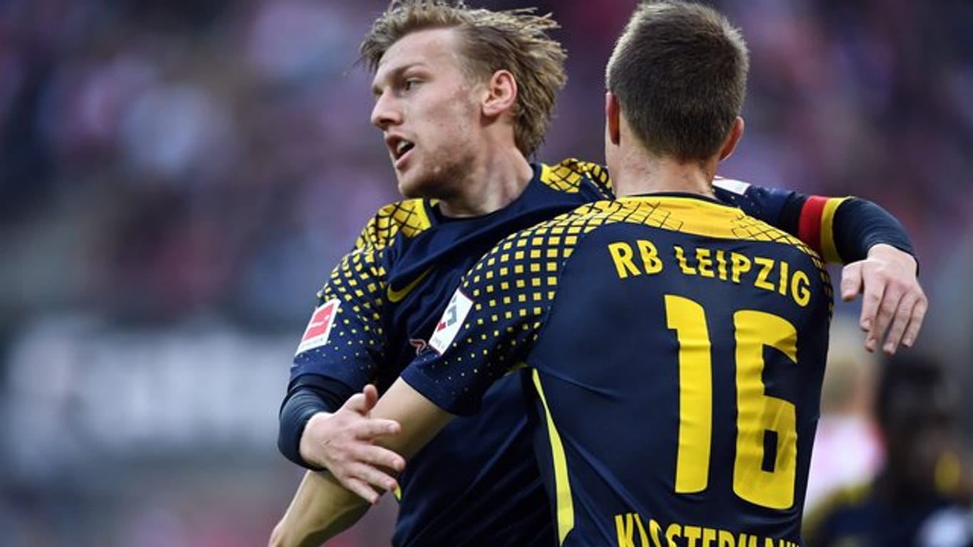 Emil Forsberg (l) und Lukas Klostermann könnten in Leverkusen in den Kader von RB Leipzig zurückkehren.