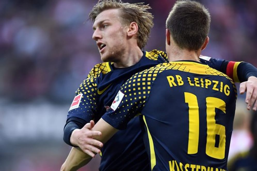 Emil Forsberg (l) und Lukas Klostermann könnten in Leverkusen in den Kader von RB Leipzig zurückkehren.