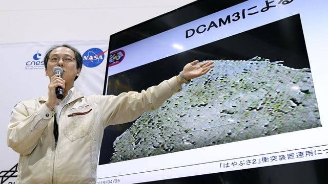 Yuichi Tsuda, Projektmanager bei der Japan Aerospace Exploration Agency (Jaxa), erläutert die während einer Pressekonferenz die Mission. Yuichi Tsuda, Projektmanager bei der Japan Aerospace Exploration Agency (Jaxa), erläutert die während einer Pressekonferenz die Mission.