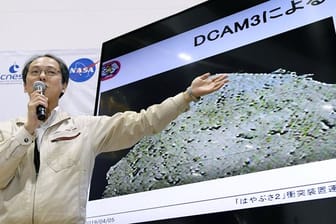 Yuichi Tsuda, Projektmanager bei der Japan Aerospace Exploration Agency (Jaxa), erläutert die während einer Pressekonferenz die Mission.