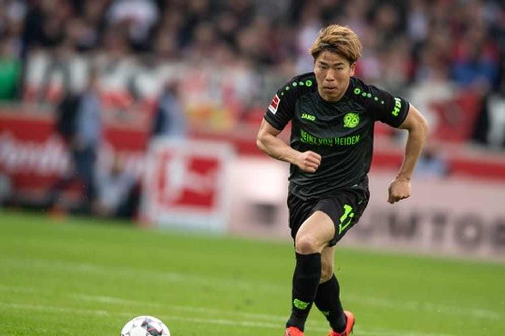 Takuma Asano für Hannover 96 in Aktion.
