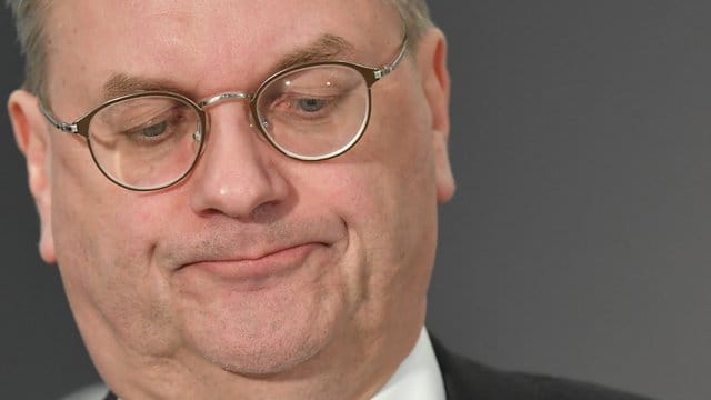 Reinhard Grindel droht wegen der beim Zoll nicht deklarierten Einfuhr einer Luxus-Uhr juristischer Ärger. Reinhard Grindel droht wegen der beim Zoll nicht deklarierten Einfuhr einer Luxus-Uhr juristischer Ärger.