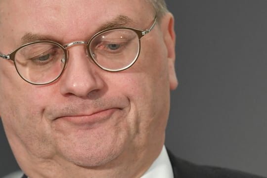 Reinhard Grindel droht wegen der beim Zoll nicht deklarierten Einfuhr einer Luxus-Uhr juristischer Ärger.