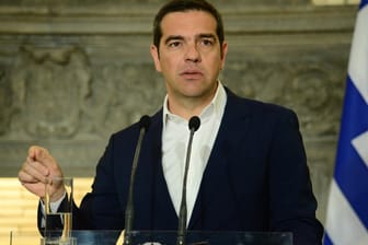 Griechenlands Premierminister Alexis Tsipras: 970 Millionen Euro Schuldenerleichterungen von der Eurogruppe.