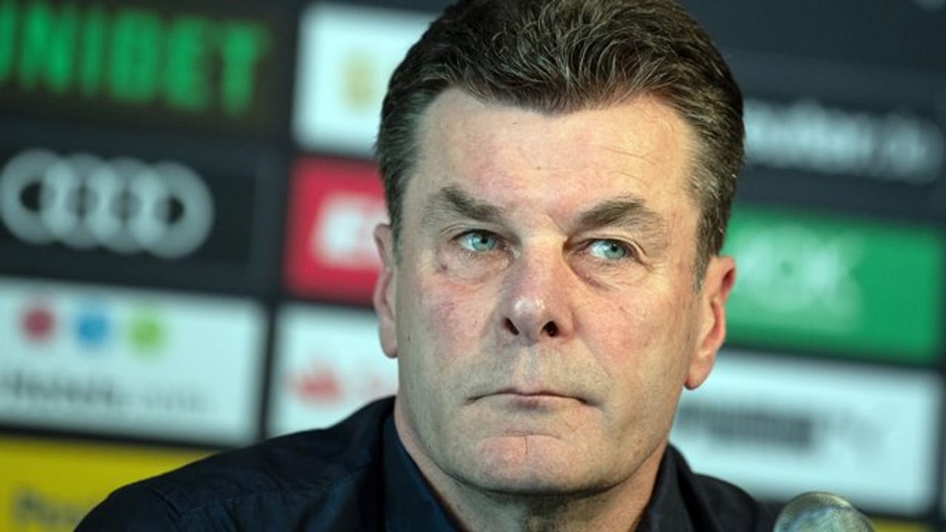 Trainer Dieter Hecking geht mit Gladbach gegen Werder Bremen in sein erstes von sieben Abschiedsspielen.