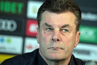 Trainer Dieter Hecking geht mit Gladbach gegen Werder Bremen in sein erstes von sieben Abschiedsspielen.