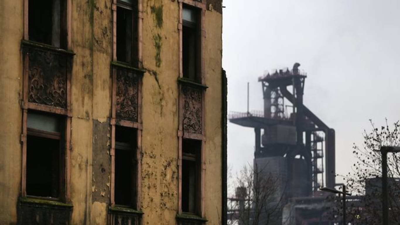 Leerstehendes Haus in Duisburg-Bruckhausen: Der Niedergang von Stahl und Kohle hat das Ruhrgebiet zum Armenhaus gemacht.