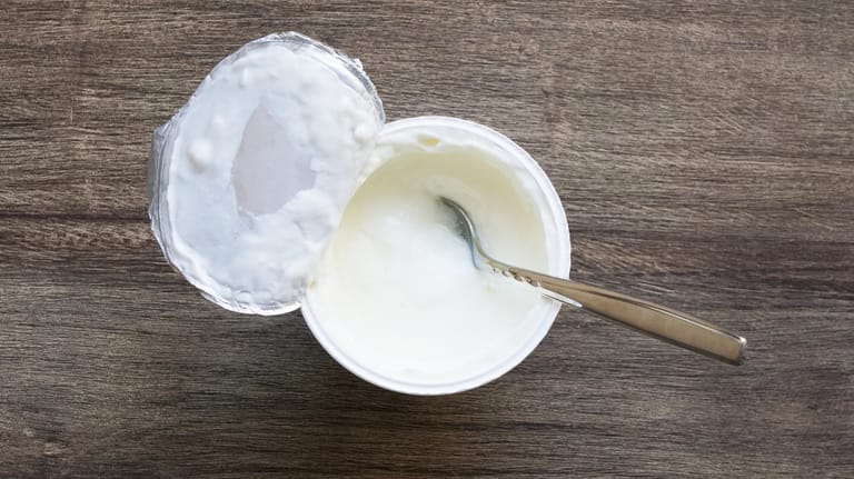 Joghurt: Das Unternehmen Zott ruft Sahnejoghurts zurück.
