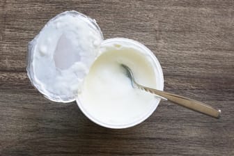 Joghurt: Das Unternehmen Zott ruft Sahnejoghurts zurück.