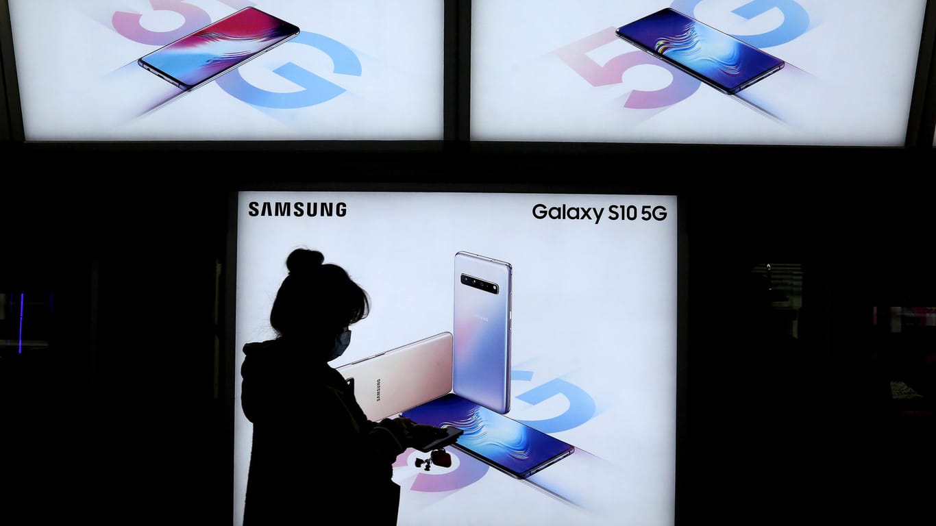 Eine Frau vor einer Anzeige von Samsung Electronics' Galaxy S10 5G Smartphone. Der Konzern setzt bei Smartphones seine Hoffnung auch auf das neue Spitzenmodell Galaxy S10.
