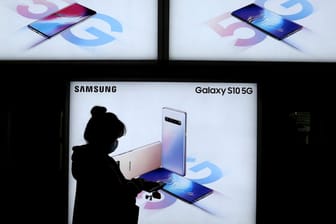 Eine Frau vor einer Anzeige von Samsung Electronics' Galaxy S10 5G Smartphone. Der Konzern setzt bei Smartphones seine Hoffnung auch auf das neue Spitzenmodell Galaxy S10.