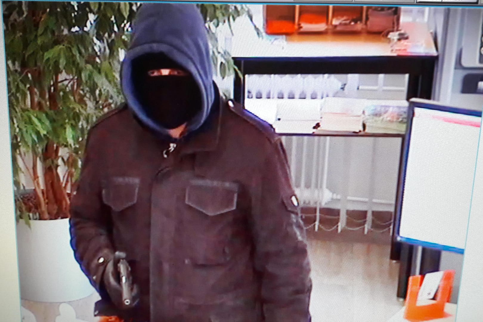 Mit diesem Foto fahndet die Polizei München nach dem Täter: Der Mann hat eine Bank nahe München überfallen.