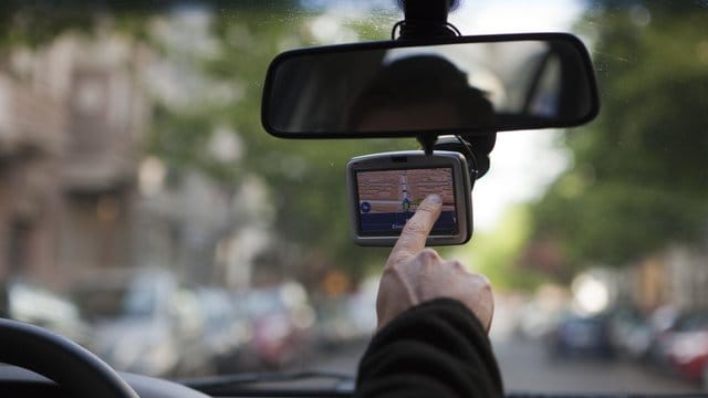 Geht es um ältere mobile Navis, sollten insbesondere Tomtom-Besitzer prüfen, ob es Firmware-Updates für ihr Gerät gibt. Geht es um ältere mobile Navis, sollten insbesondere Tomtom-Besitzer prüfen, ob es Firmware-Updates für ihr Gerät gibt.