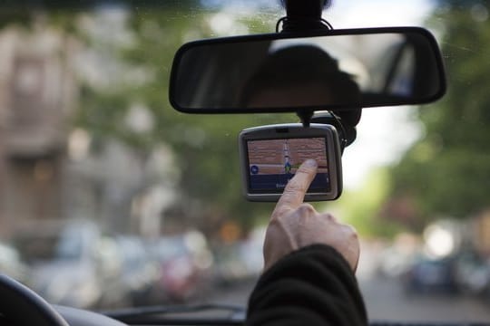 Geht es um ältere mobile Navis, sollten insbesondere Tomtom-Besitzer prüfen, ob es Firmware-Updates für ihr Gerät gibt.