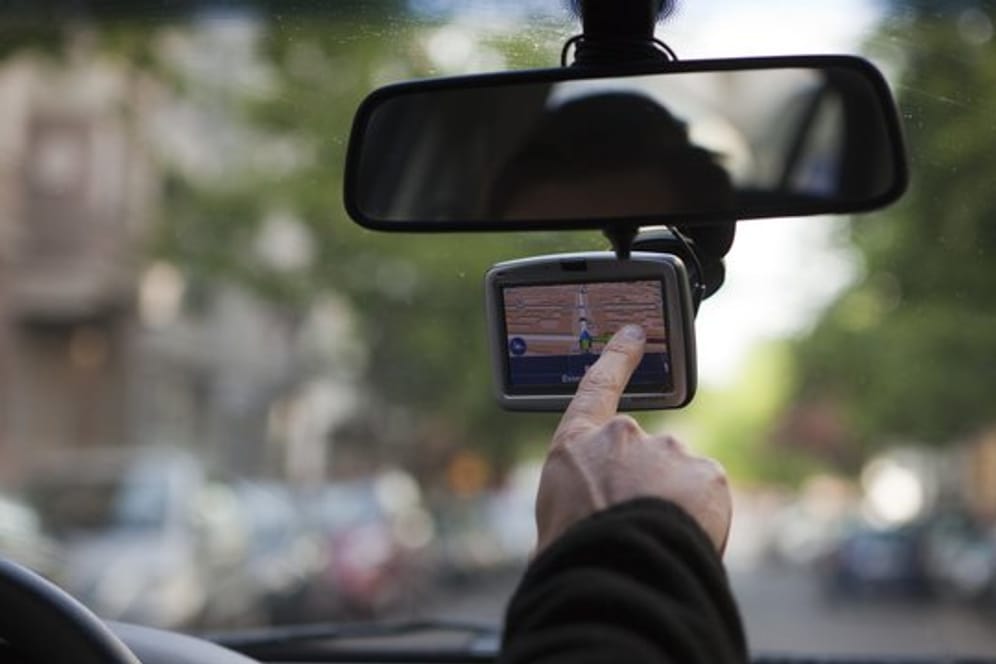 Geht es um ältere mobile Navis, sollten insbesondere Tomtom-Besitzer prüfen, ob es Firmware-Updates für ihr Gerät gibt.