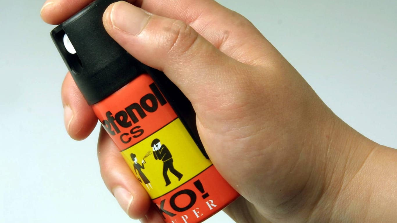 Pfefferspray: Ein 14-Jähriger hat auf dem Schulflur mit Reizgas gespielt.