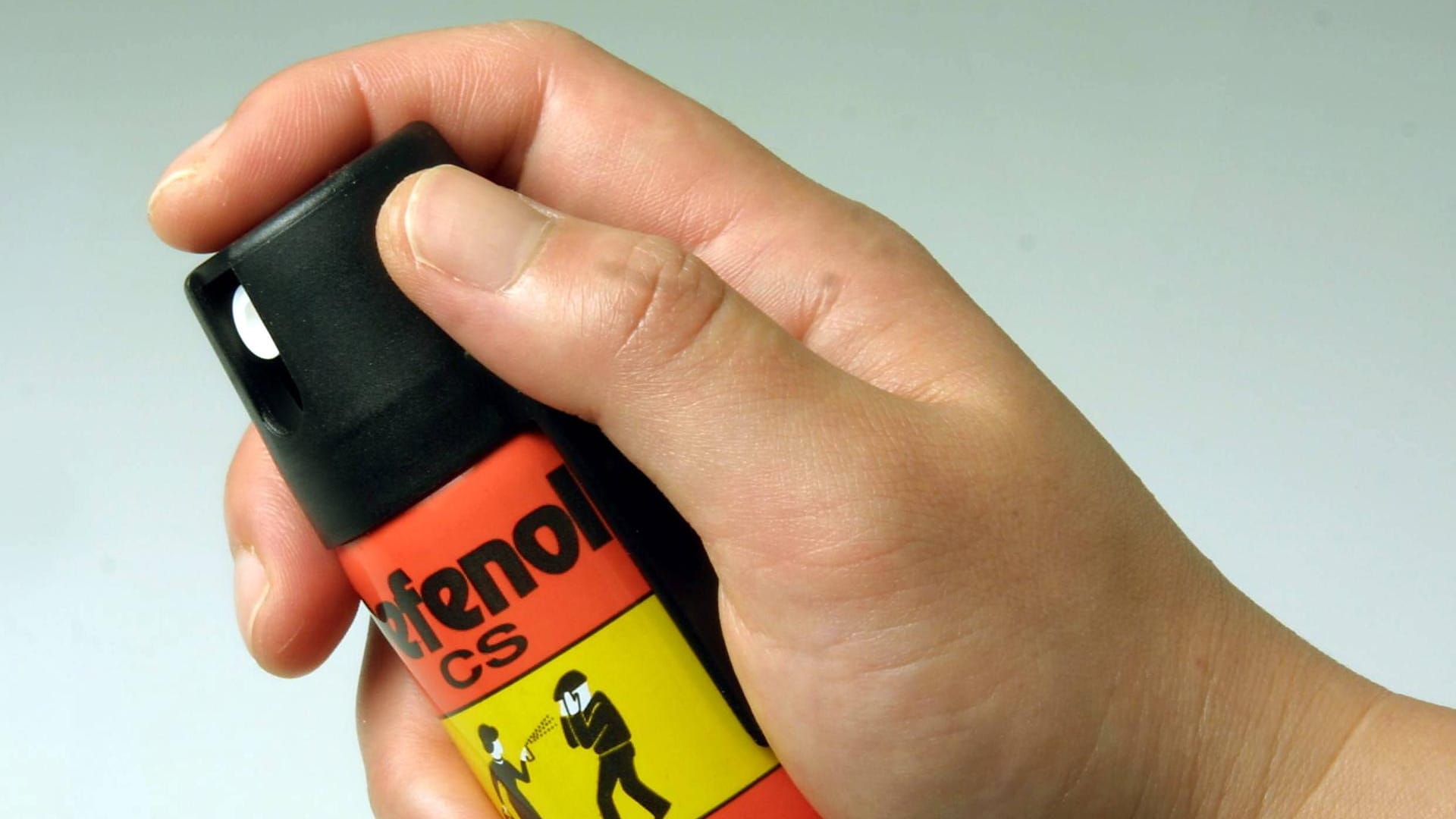 Pfefferspray: Ein 14-Jähriger hat auf dem Schulflur mit Reizgas gespielt. Pfefferspray: Ein 14-Jähriger hat auf dem Schulflur mit Reizgas gespielt.