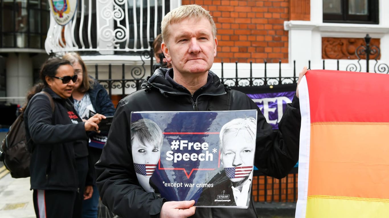 Proteste vor der Botschaft Ecuadors: Der Wikileaks-Gründer Julian Assange fordert von Schweden eine Entschädigung.