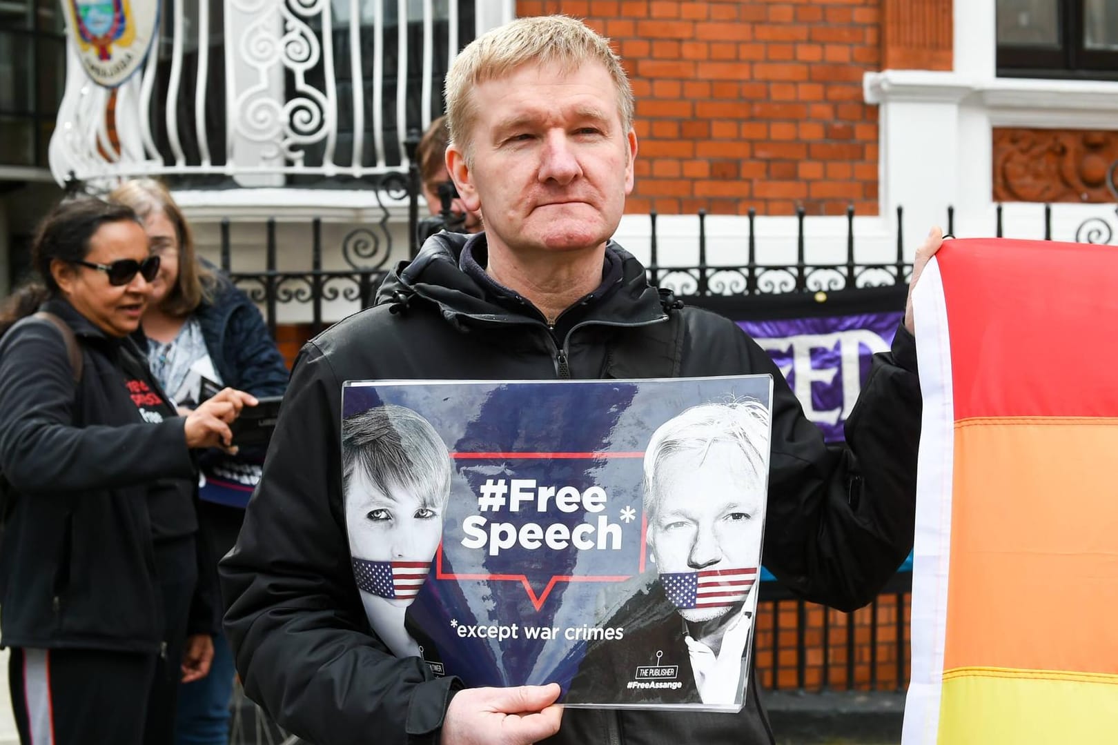 Proteste vor der Botschaft Ecuadors: Der Wikileaks-Gründer Julian Assange fordert von Schweden eine Entschädigung.
