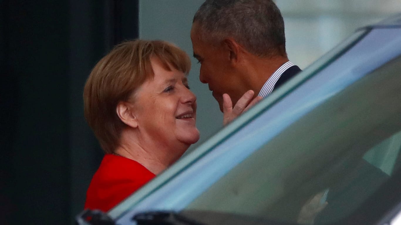 Wie in alten Zeiten: Angela Merkel und Barack Obama begrüßen sich in Berlin gewohnt freundlich.