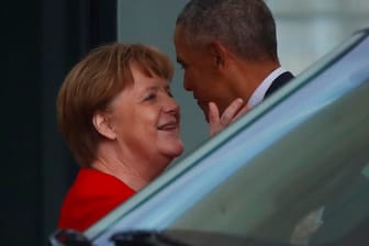 Wie in alten Zeiten: Angela Merkel und Barack Obama begrüßen sich in Berlin gewohnt freundlich.