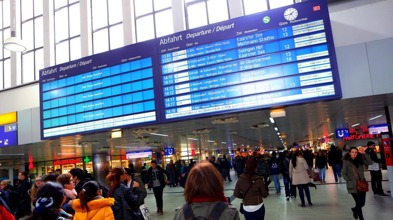 Düsseldorfer Hauptbahnhof: Ein Nigerianer hat zwei Geldkoffer im Zug stehen lassen. (Archivbild)