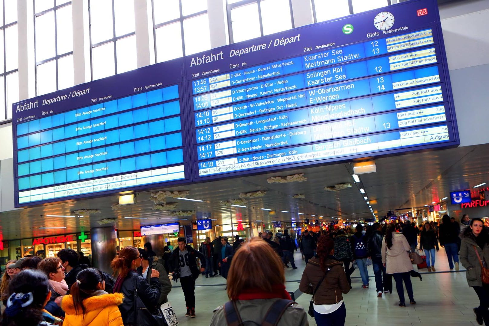 Düsseldorfer Hauptbahnhof: Ein Nigerianer hat zwei Geldkoffer im Zug stehen lassen. (Archivbild)