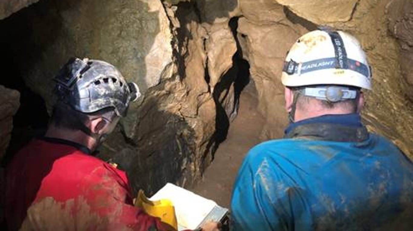 Forscher in der Höhle: Noch ist unklar, wie groß sie wirklich ist.