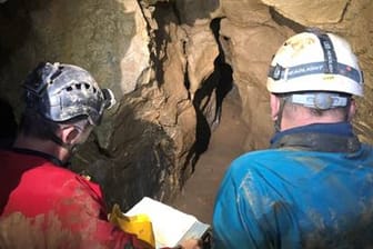 Forscher in der Höhle: Noch ist unklar, wie groß sie wirklich ist.