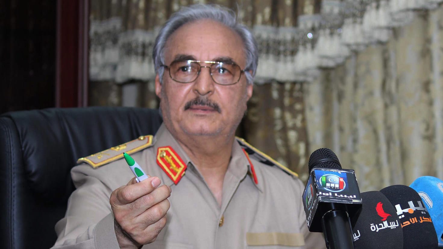 General Chalifa Haftar: Die Truppen des abtrünnigen Generals liefern sich schwere Schlachten mit Regierungstruppen. General Chalifa Haftar: Die Truppen des abtrünnigen Generals liefern sich schwere Schlachten mit Regierungstruppen.