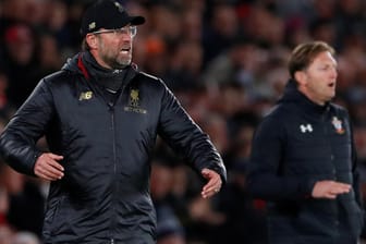 Zwei Ex-Bundesliga-Trainer: Liverpools Coach Jürgen Klopp (vo.) und sein Southampton-Pendant Ralph Hasenhüttl.
