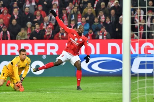 Mainz-Angreifer Jean-Philippe Mateta (r) lässt Freiburg-Keeper Alexander Schwolow keine Chance.