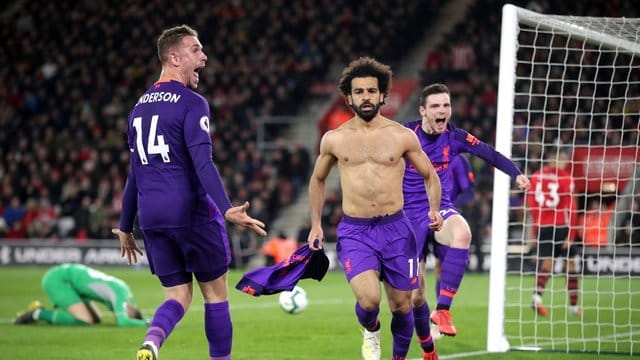 Liverpool-Star Mohamed Salah (M) feiert sein Tor zum 2:1 gegen Southampton. Liverpool-Star Mohamed Salah (M) feiert sein Tor zum 2:1 gegen Southampton.